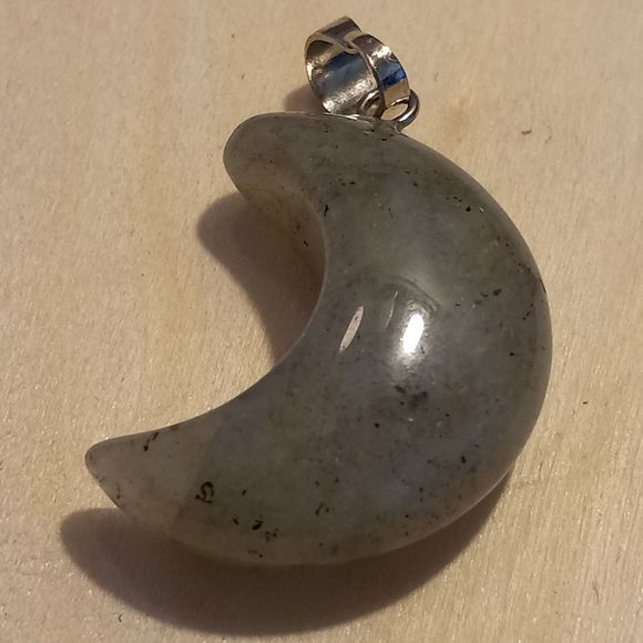 Labradorite moon pendant - Picture 13 of 13